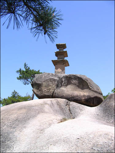 망탑봉 삼층석탑. 이렇게 높은 곳에 탑을 세운 사람의 원력은 무엇이었을까. 